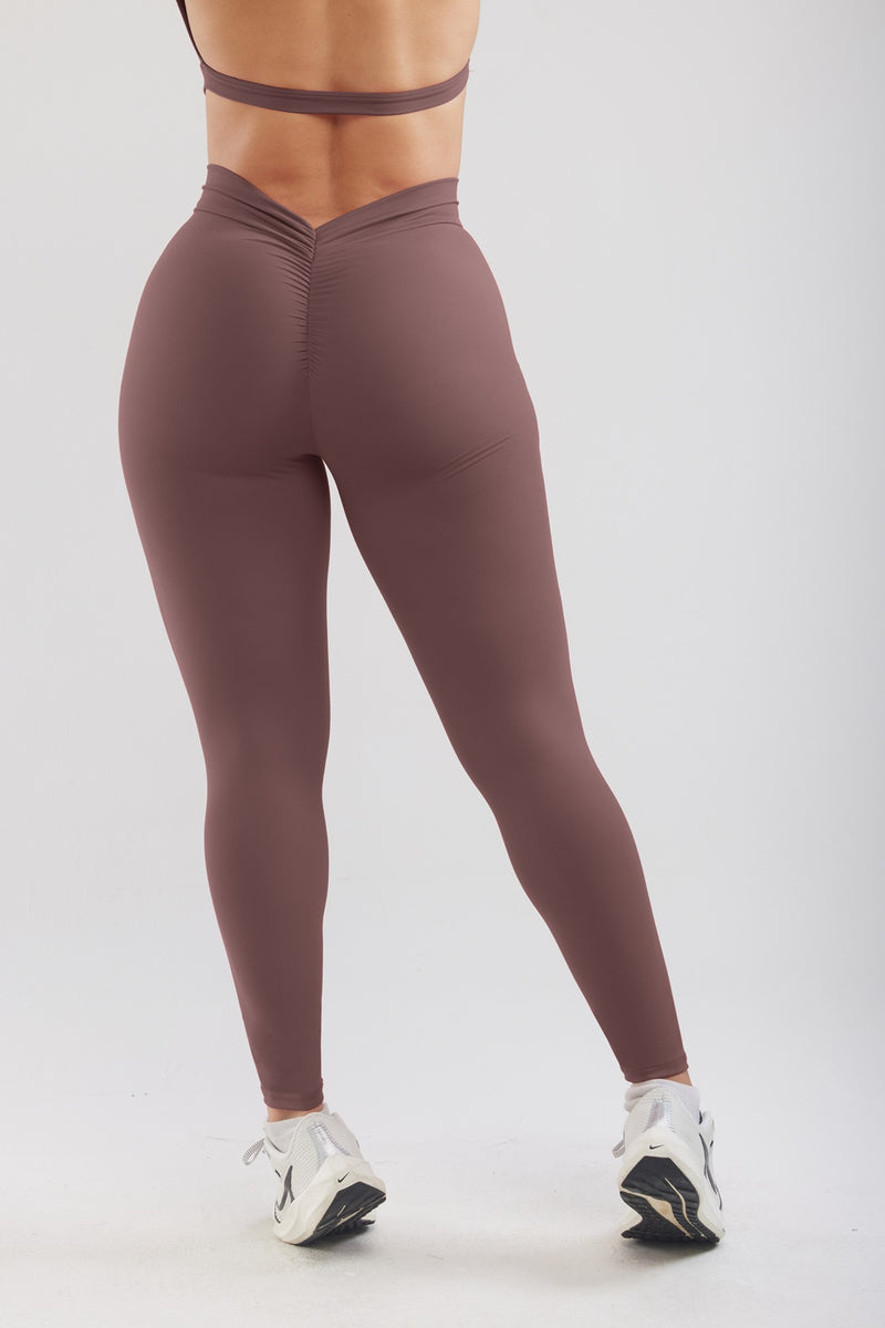 V-BACK SCRUNCH BUTT LEGGINGS - BROWN